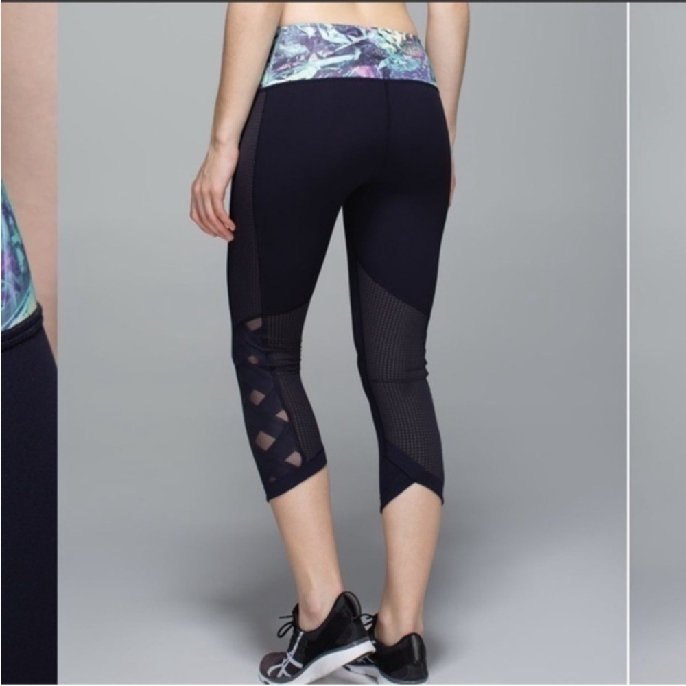 Lululemon Var-City Crop Size 4 Naval Blue / Iridescent Multi